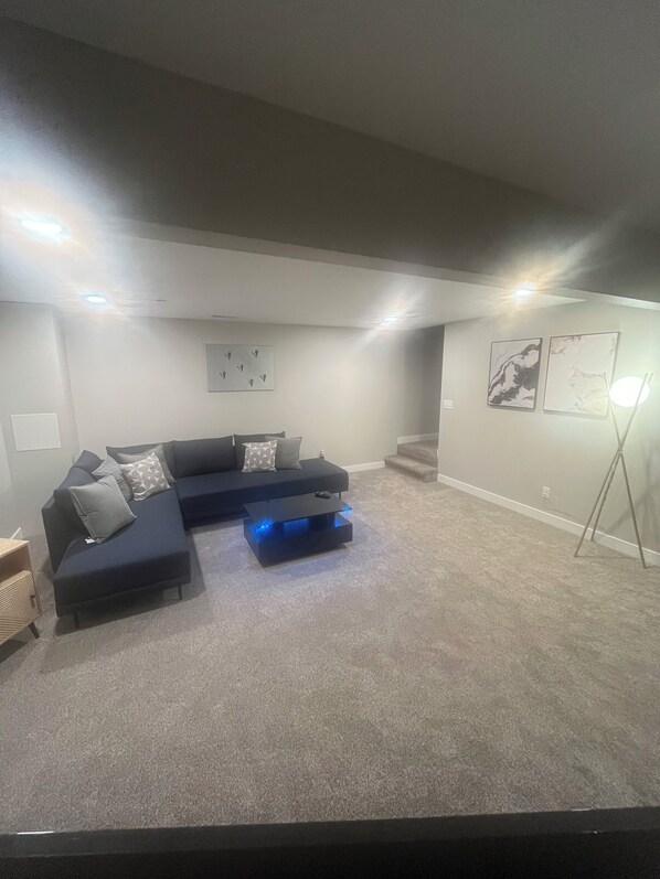 Living area - Cool 2-bedroom condo with AC in Quincy. Close to Quincy University. (Quincy)