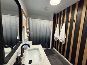 تجهيزات دش، مناشف، صابون، شامبو