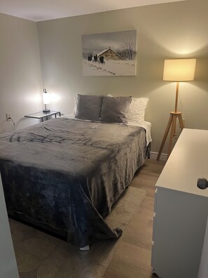 3 عدّة غرف نوم ومكتب ومكواة/لوح كي وسرير سفر