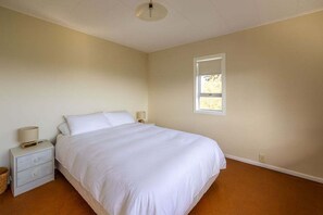 مكواة/لوح كي وخدمة الإنترنت وملاءات أسرّة