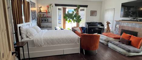 5 bedrooms, iron/ironing board, WiFi, bed sheets