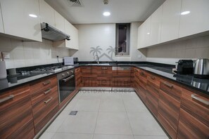 Kjøleskap, mikrobølgeovn, kokeplater og oppvaskmaskin