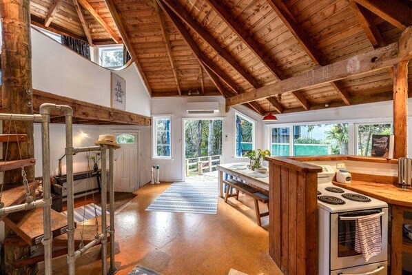 المنشأة من الداخل