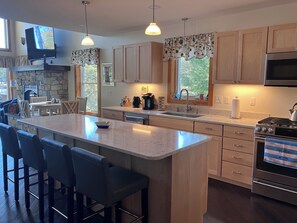 Réfrigérateur, four à micro-ondes, un four, surface de cuisson