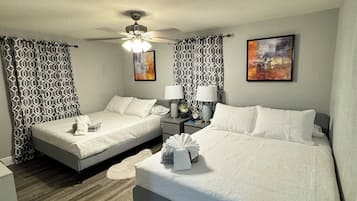 Tabla de planchar con plancha, wifi y ropa de cama