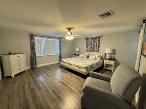 3 bedrooms, iron/ironing board, travel cot, free WiFi - Charming house with lake. Welcome to a great place with lots of room for fun. (Avon Park)