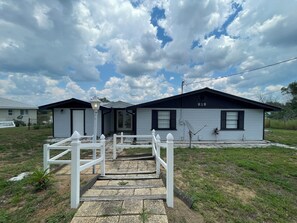 Exterior - Charming house with lake. Welcome to a great place with lots of room for fun. (Avon Park)