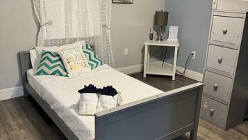 Iron/ironing board, WiFi, bed sheets