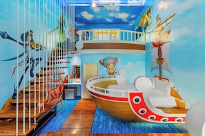 Duplex Quadruple Room | Blackout drapes, free WiFi, bed sheets