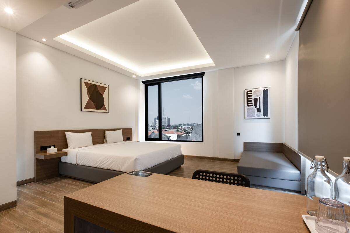 مكتب وستائر تعتيم ومكواة/لوح كي وواي فاي مجانًا