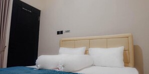 Comfort Villa, 3 Bedrooms, Private Pool | Free WiFi, bed sheets - Villa Artha Asia Hills (Batu)