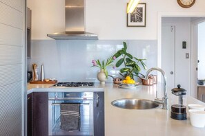 ثلاجة، ميكروويف، فرن، موقد طهي مسطح