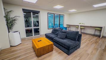 Televisión y chimenea