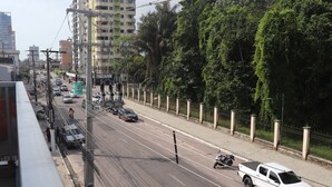 A multi-lane urban road with vehicles, a white pickup truck, and a motorbike. - HOSTEL Tacacá - 5 minutes from Greezone (COP30) (Belém)