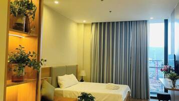 Desk, soundproofing, free WiFi, bed sheets