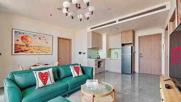 Apartemen Mewah | Dapur pribadi | Lemari es kecil, microwave, kompor, dan peralatan masak/sendok-piring