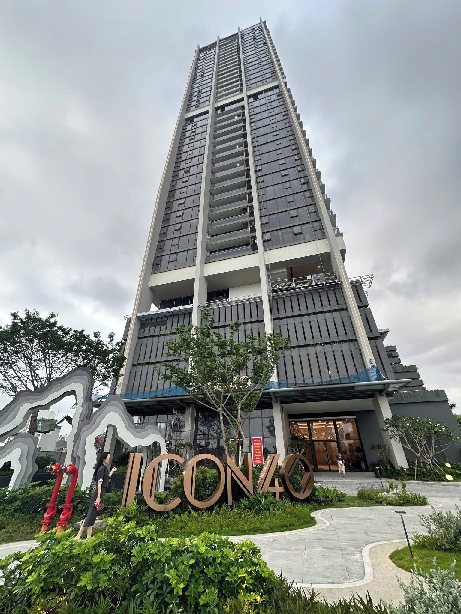 Vista frontal de la propiedad