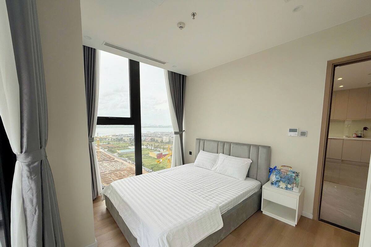 Desk, soundproofing, free WiFi, bed sheets