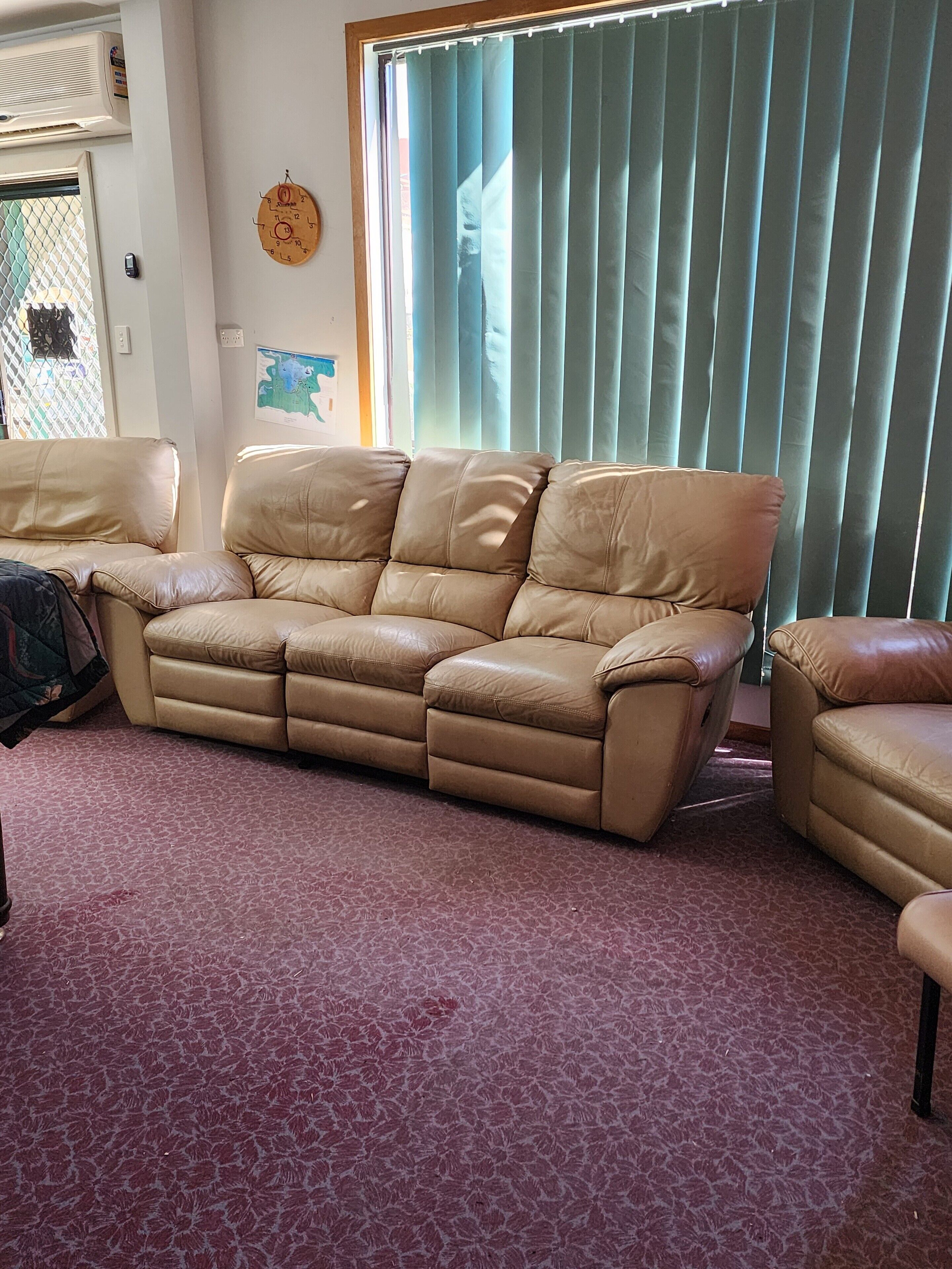 Televisión, reproductor de DVD, tenis de mesa y libros 