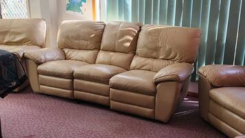 Télévision, lecteur de DVD, table de tennis de table, livres