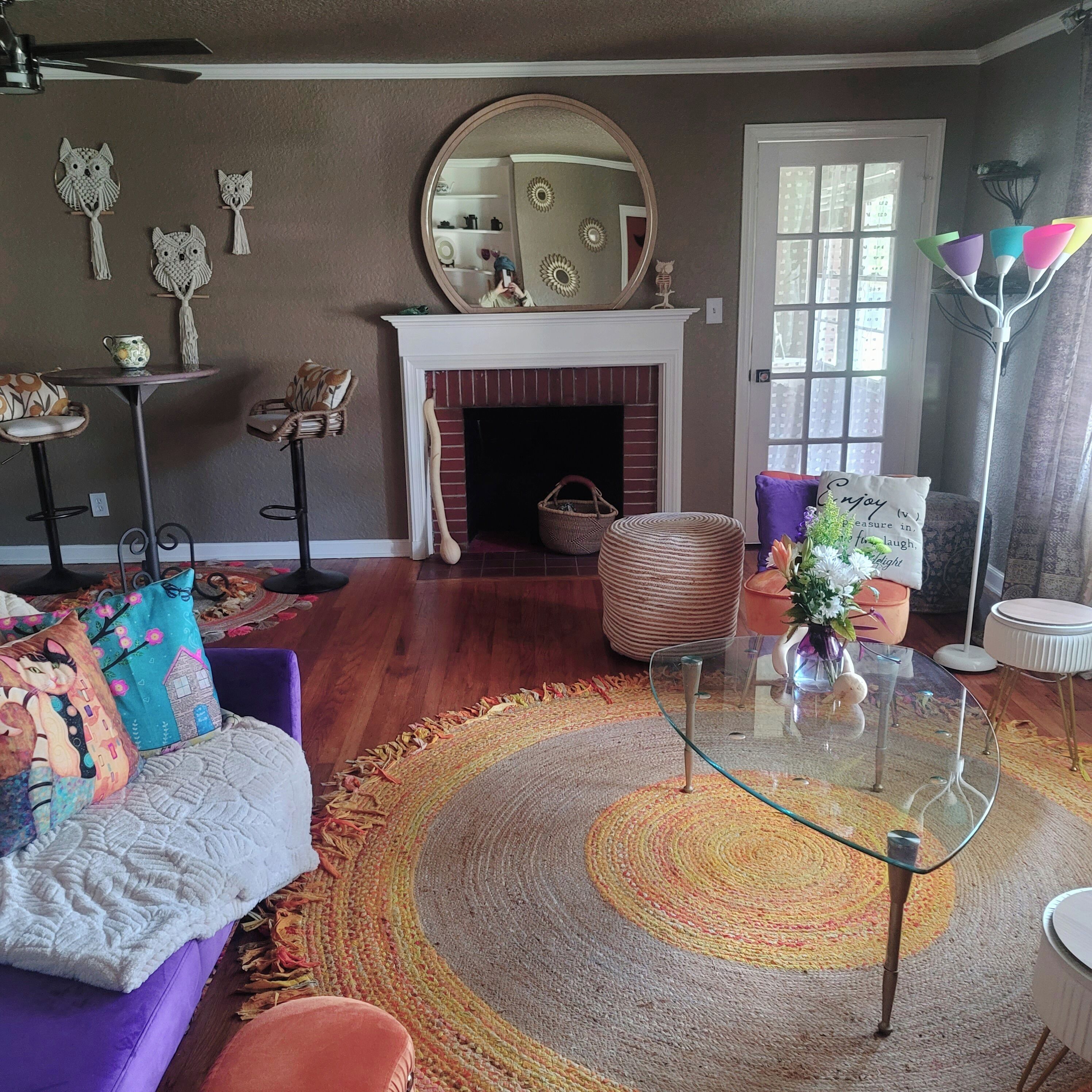 30-英寸纯平电视（配备卫星频道）、Hulu、流媒体服务