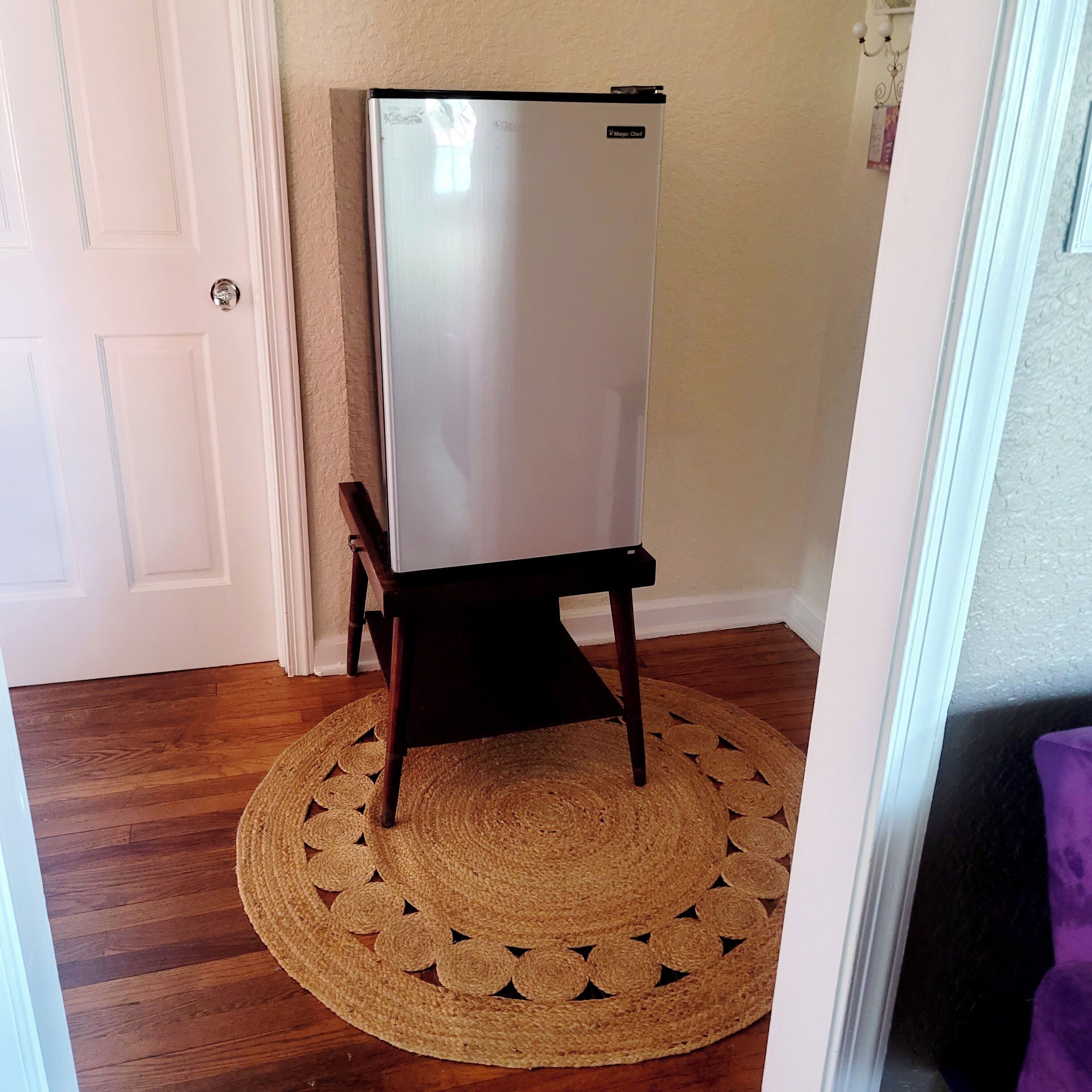 30-inch flat-screen TV with satellite channels, Hulu, streaming services