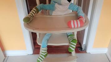 Room, 1 Queen Bed, 1 Shared Bath | Skrivbord, arbetsyta för laptop och strykjärn/strykbräda