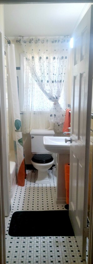 Combined shower/bathtub, free toiletries, hair dryer, slippers - Beach GO BO-HO (Brunswick)