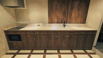 Estudi en suite superior | Cuina privada | Frigorífic, microones i placa de cuina