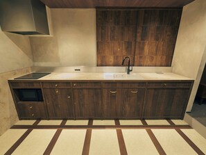 スーペリア スタジオスイート | 専用キッチン | 冷蔵庫、電子レンジ、コンロ、調理器具と食器