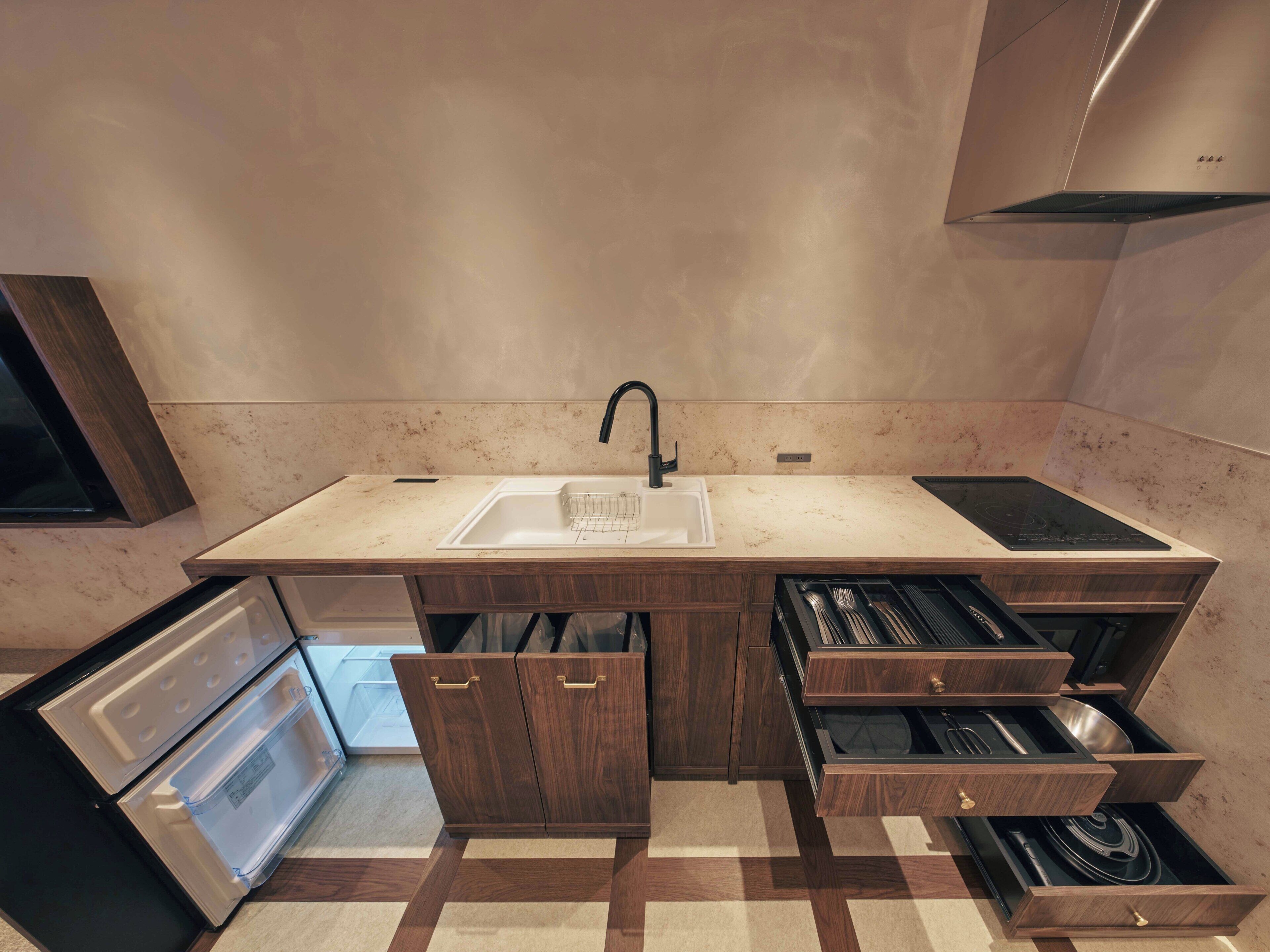 Deluxe Studio | Private kitchen | Fridge, microwave, stovetop, cookware/dishes/utensils
