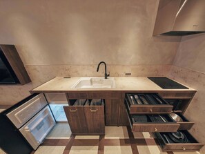 Deluxe Studio | Private kitchen | Fridge, microwave, stovetop, cookware/dishes/utensils - illi Noa Hamamatsucho (Tokyo)