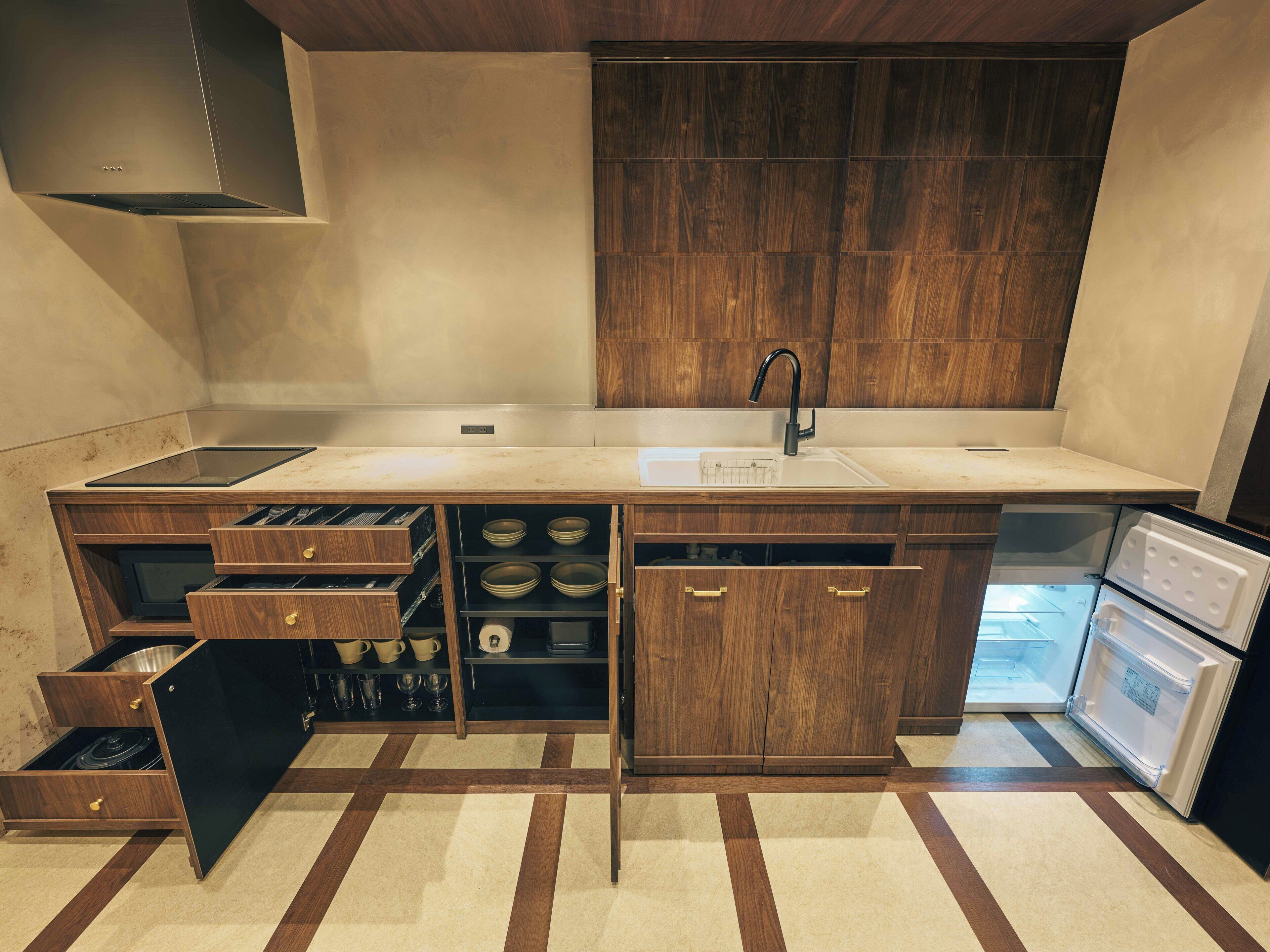 Superior Studio Suite | Private kitchen | Fridge, microwave, stovetop, cookware/dishes/utensils