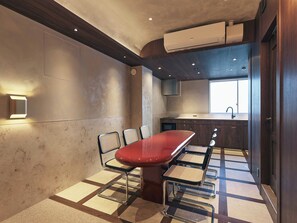 Una cocina moderna con estufa integrada, ventana y pileta.