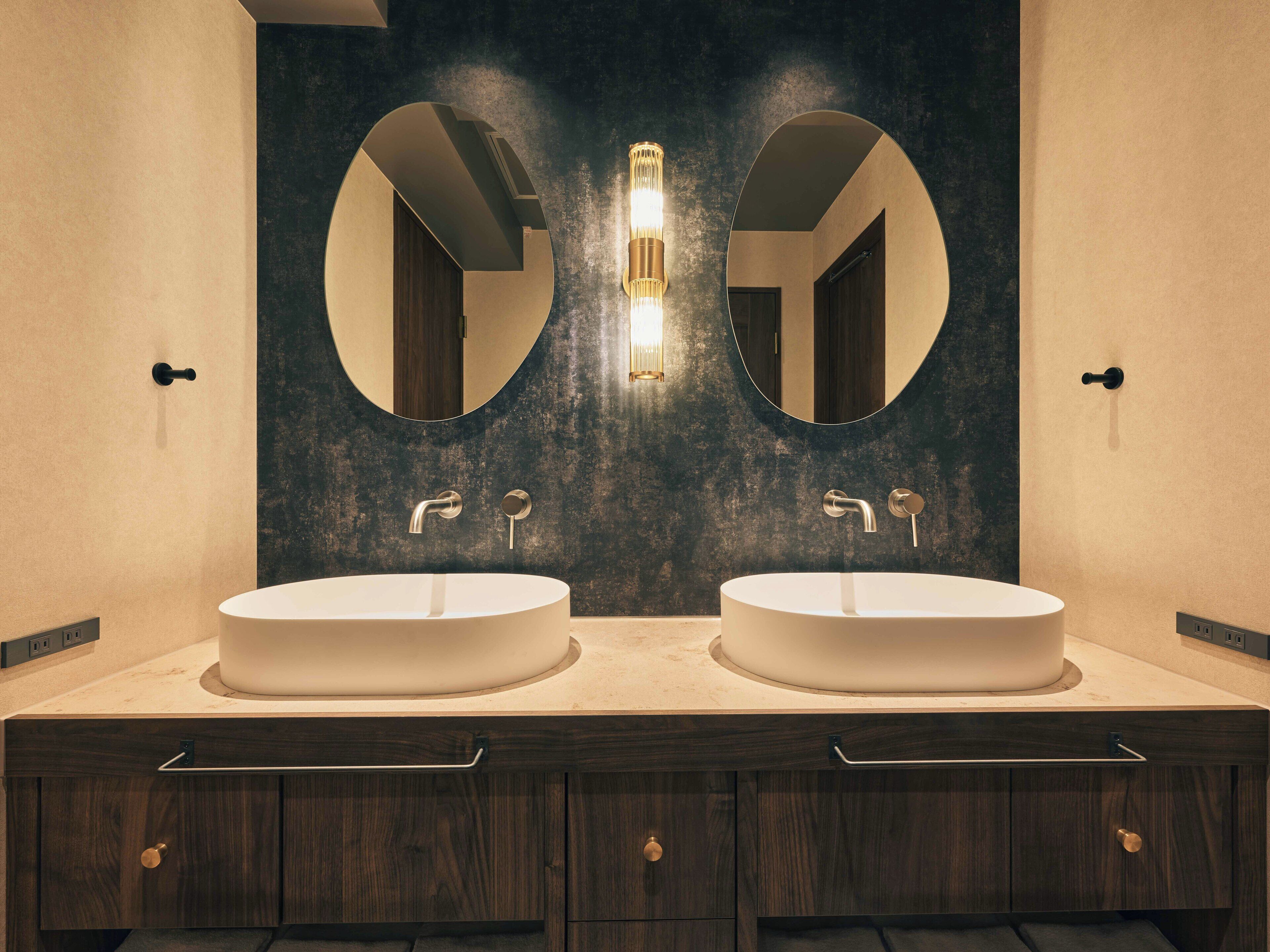 Superior studio suite | Badkamer | Een douche, een haardroger, pantoffels, handdoeken