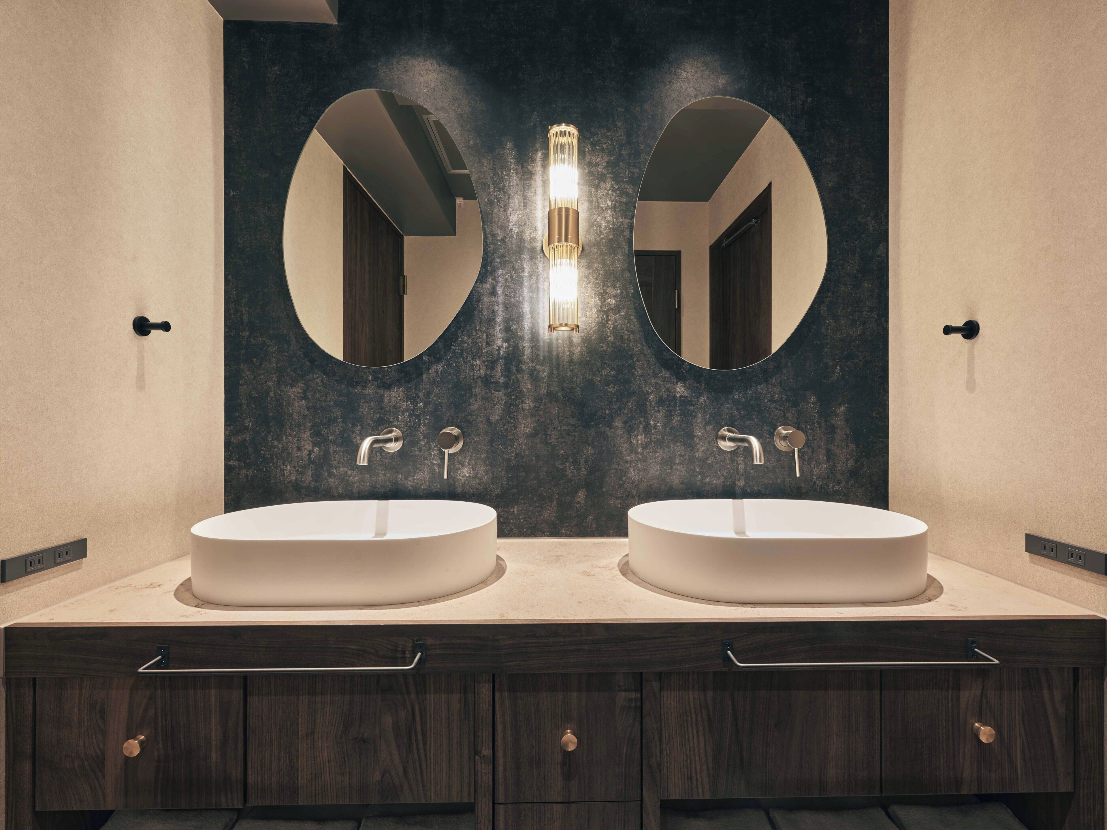 Superior Studio Suite | Bathroom | Shower, hair dryer, slippers, towels