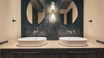 Superior Studio Suite | Bathroom | Shower, hair dryer, slippers, towels