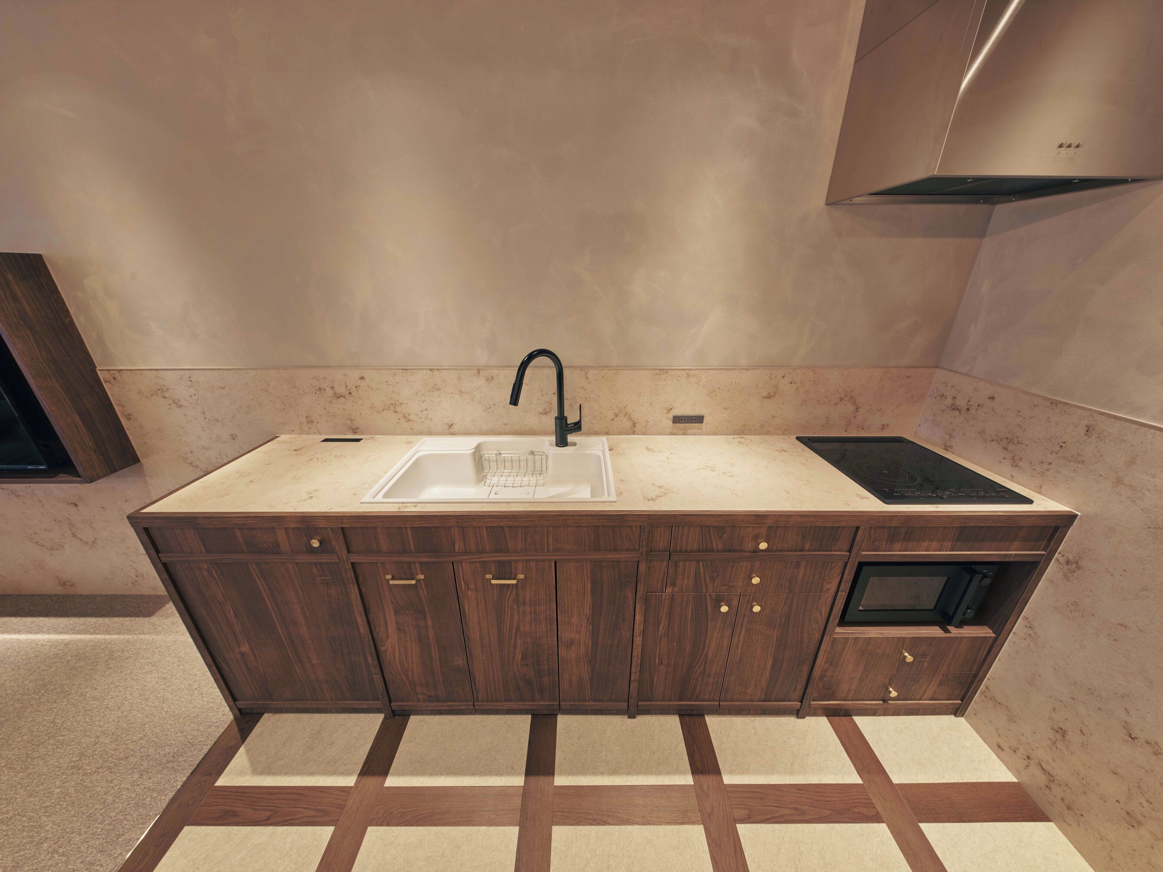 Deluxe Studio | Private kitchen | Fridge, microwave, stovetop, cookware/dishes/utensils