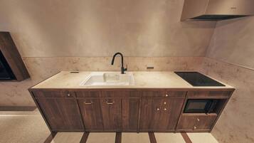 Deluxe Studio | Private kitchen | Fridge, microwave, stovetop, cookware/dishes/utensils