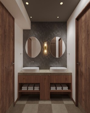 Buồng tắm vòi sen, máy sấy tóc, dép đi trong nhà, khăn tắm