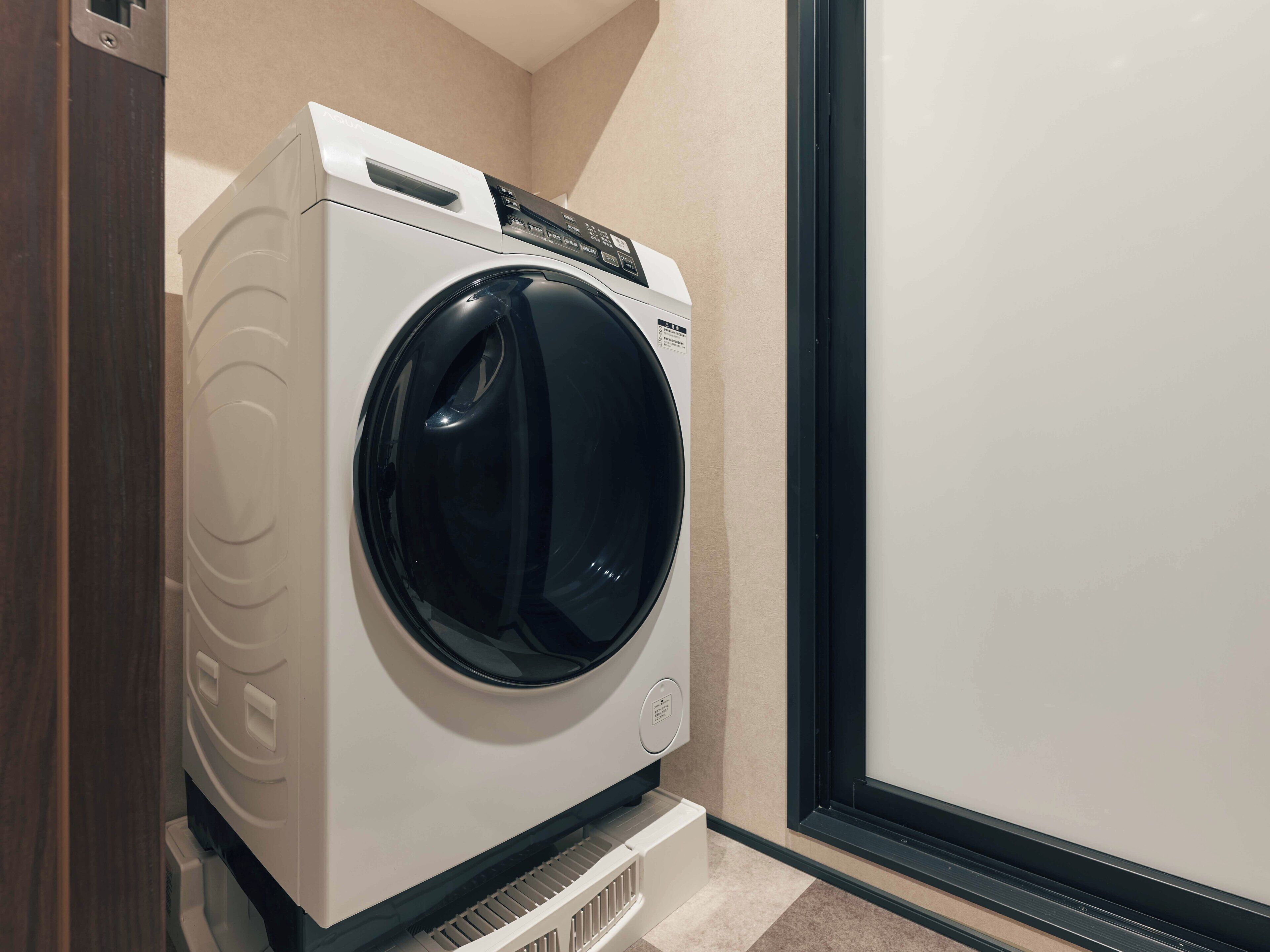 Superior Studio Suite | Bathroom | Shower, hair dryer, slippers, towels
