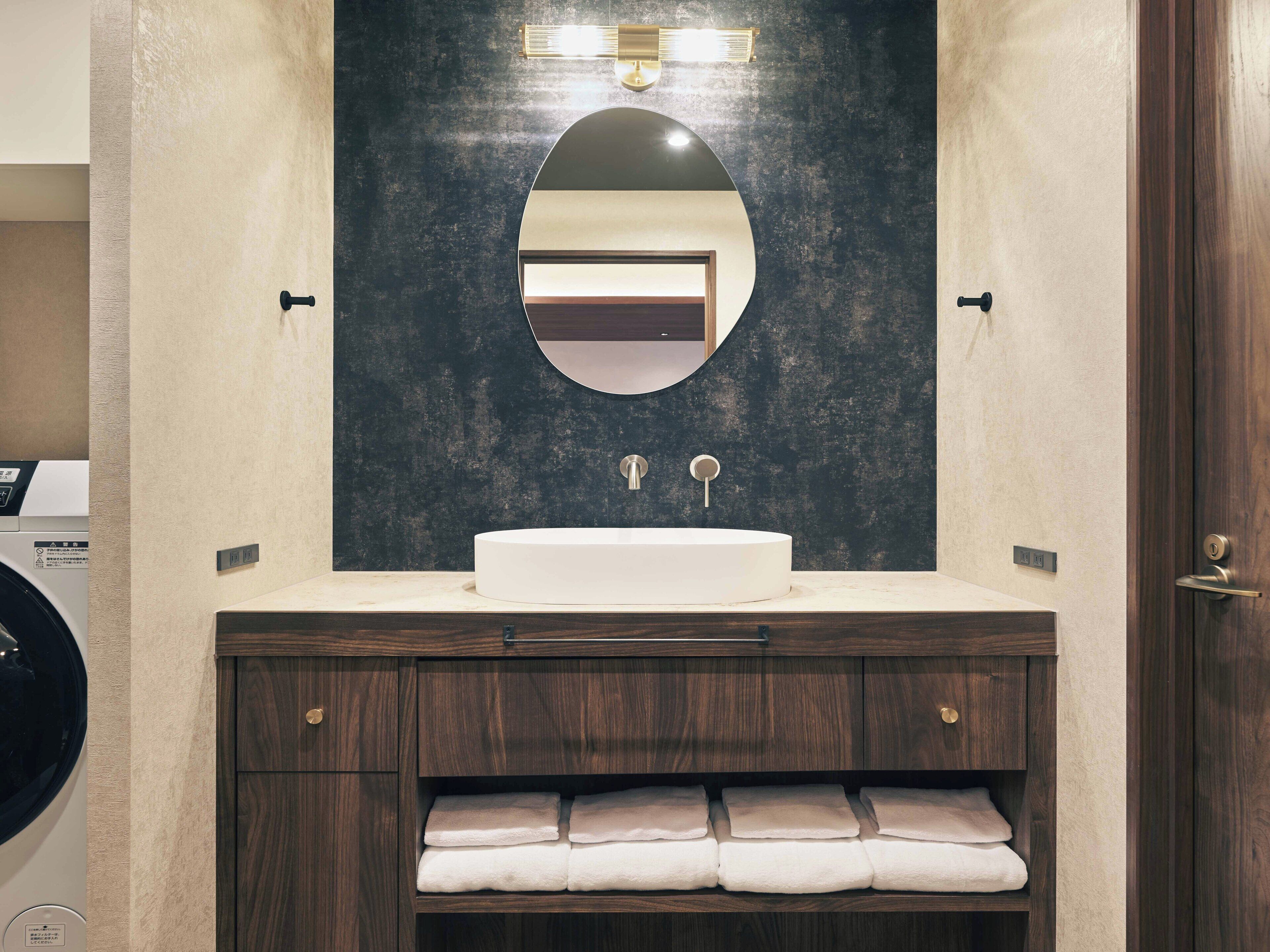 Deluxe Studio | Bathroom | Shower, hair dryer, slippers, towels