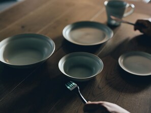 冷蔵庫、電子レンジ�、コンロ、調理器具と食器