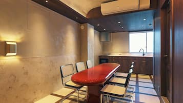 Superior Studio Suite | In-room dining