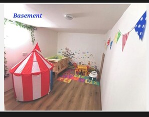 Children's area - 4 sleeps apartment close to bars and restaurants and short walk to the beach (Bournemouth)