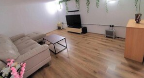 TV - 4 sleeps apartment close to bars and restaurants and short walk to the beach (Bournemouth)
