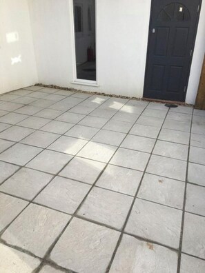 Exterior detail - 4 sleeps apartment close to bars and restaurants and short walk to the beach (Bournemouth)