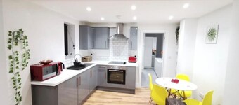 4 sleeps apartment close to bars and restaurants and short walk to the beach