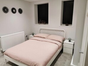 1 quarto, acesso à internet, roupa de cama