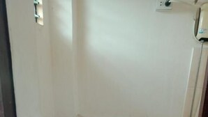 Pieni kylpyhuone, jossa on wc, pesuallas ja suihku.